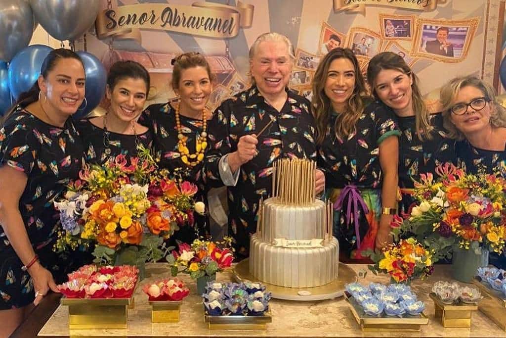 Silvio Santos, em seu aniversário de 90 anos, com as filhas. Foto: Reprodução/Instagram/@patriciaabravanel