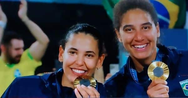 Ana Patrícia e Duda ganham ouro no vôlei de praia