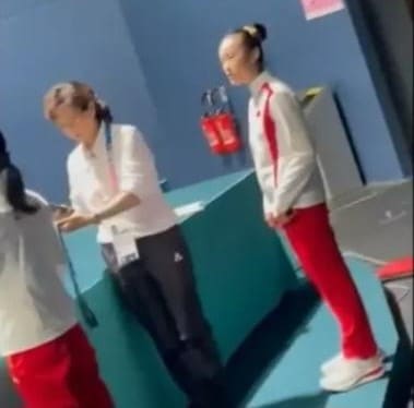 Vídeo mostra árbitra chinesa com medalha após Rebeca ficar em 4º lugar