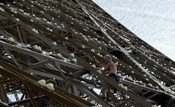 Homem é preso após escalar Torre Eiffel antes do encerramento das Olimpíadas