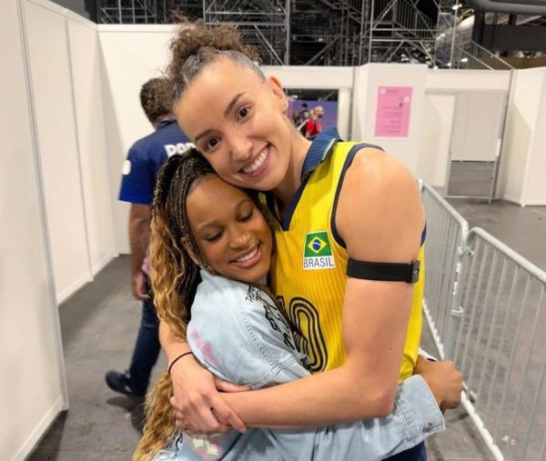 Rebeca Andrade comenta suposto romance com jogadora de vôlei