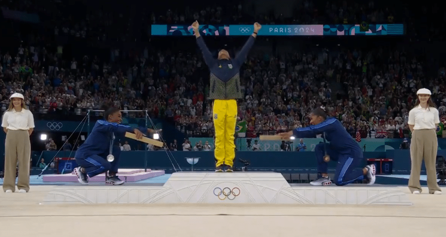 Viralizou! Rebeca Andrade é reverenciada por Biles e Chiles após ouro