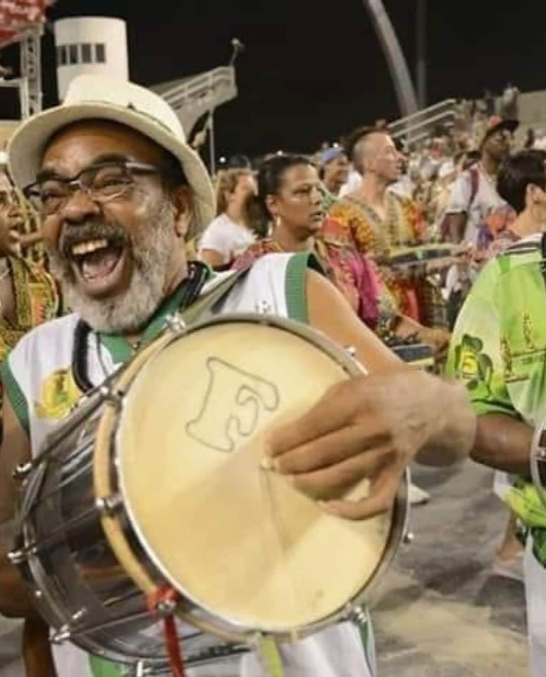 Morre sambista chamado de 'lenda da bateria' da Camisa Verde e Branco