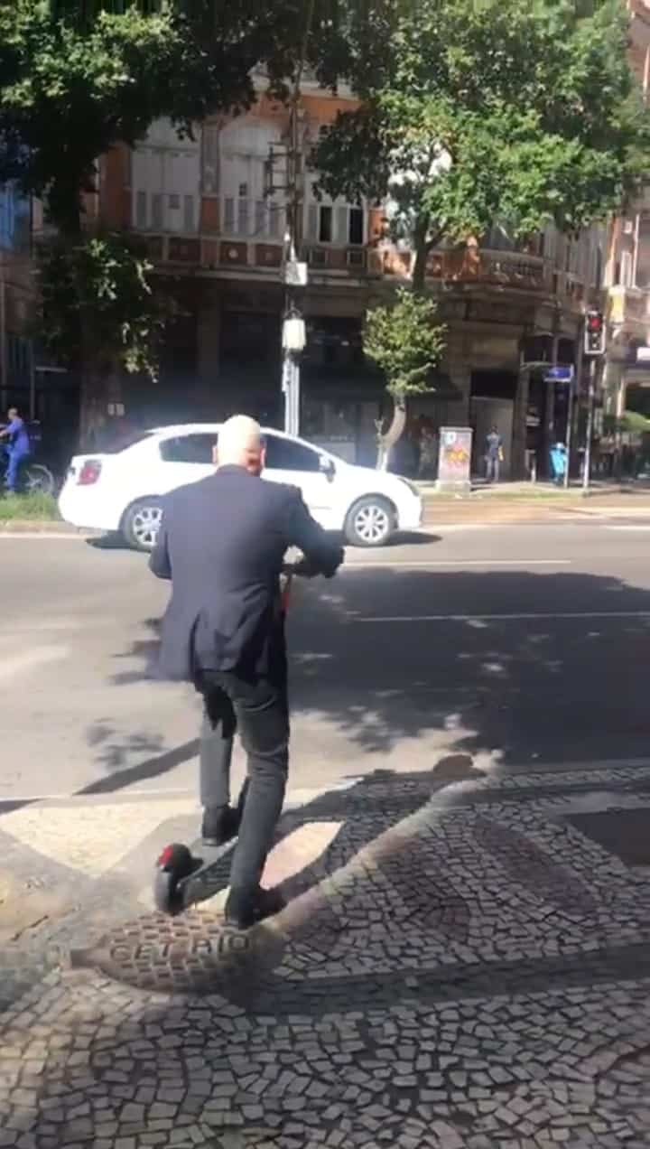 Presidente da Fecomércio RJ anda de patinete no Centro do Rio e celebra sucesso de projetos na região