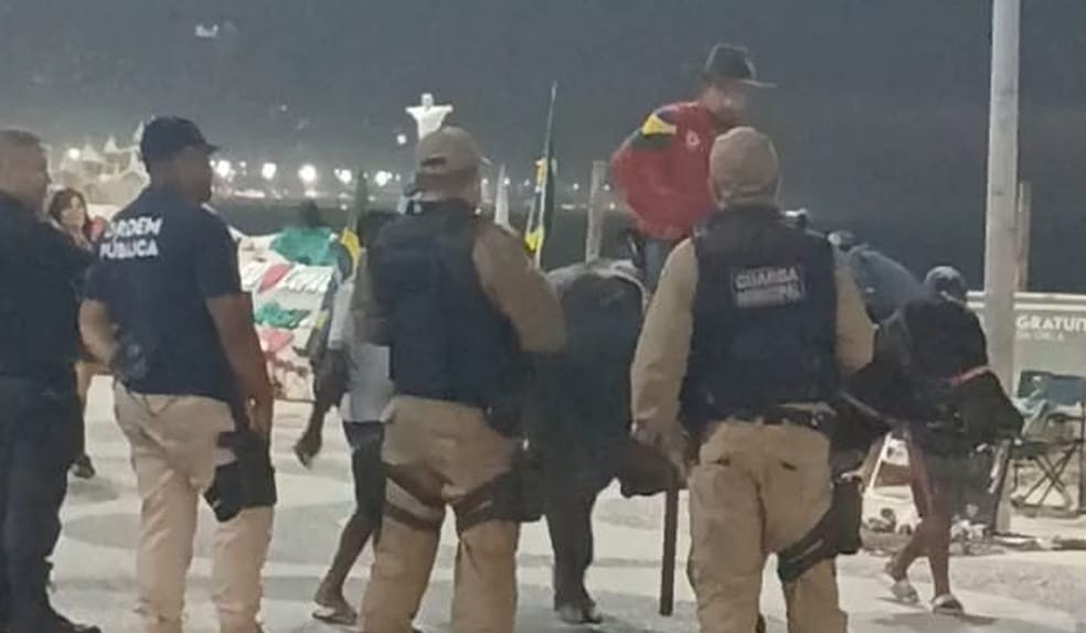 Homem passeia com búfalo na Praia de Copacabana