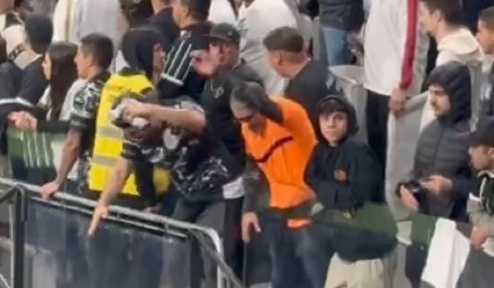 VÍDEO: Torcedores do Corinthians usam enchente para provocar gremistas