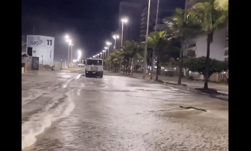 VÍDEO: Imagens mostram ressaca do mar no Leblon nesta madrugada