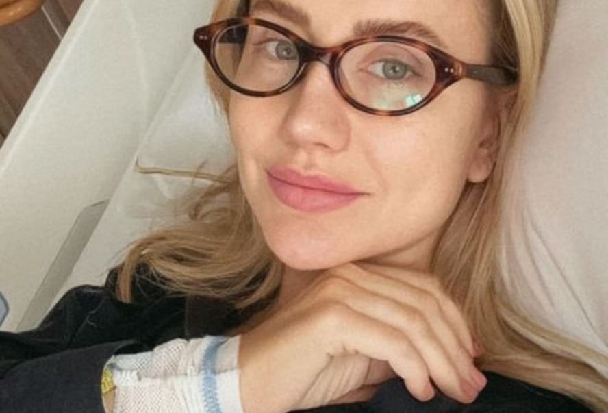 Ana Paula Siebert aparece em cama de hospital após cirurgia