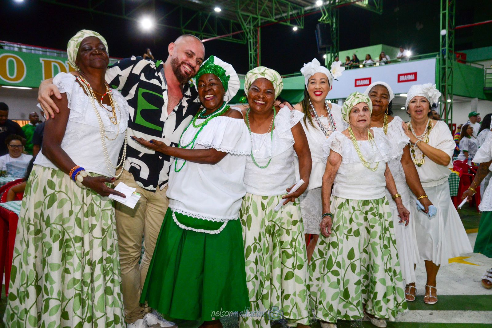 Leandro Vieira e baianas. Foto: Nelson Malfacini/Divulgação Imperatriz