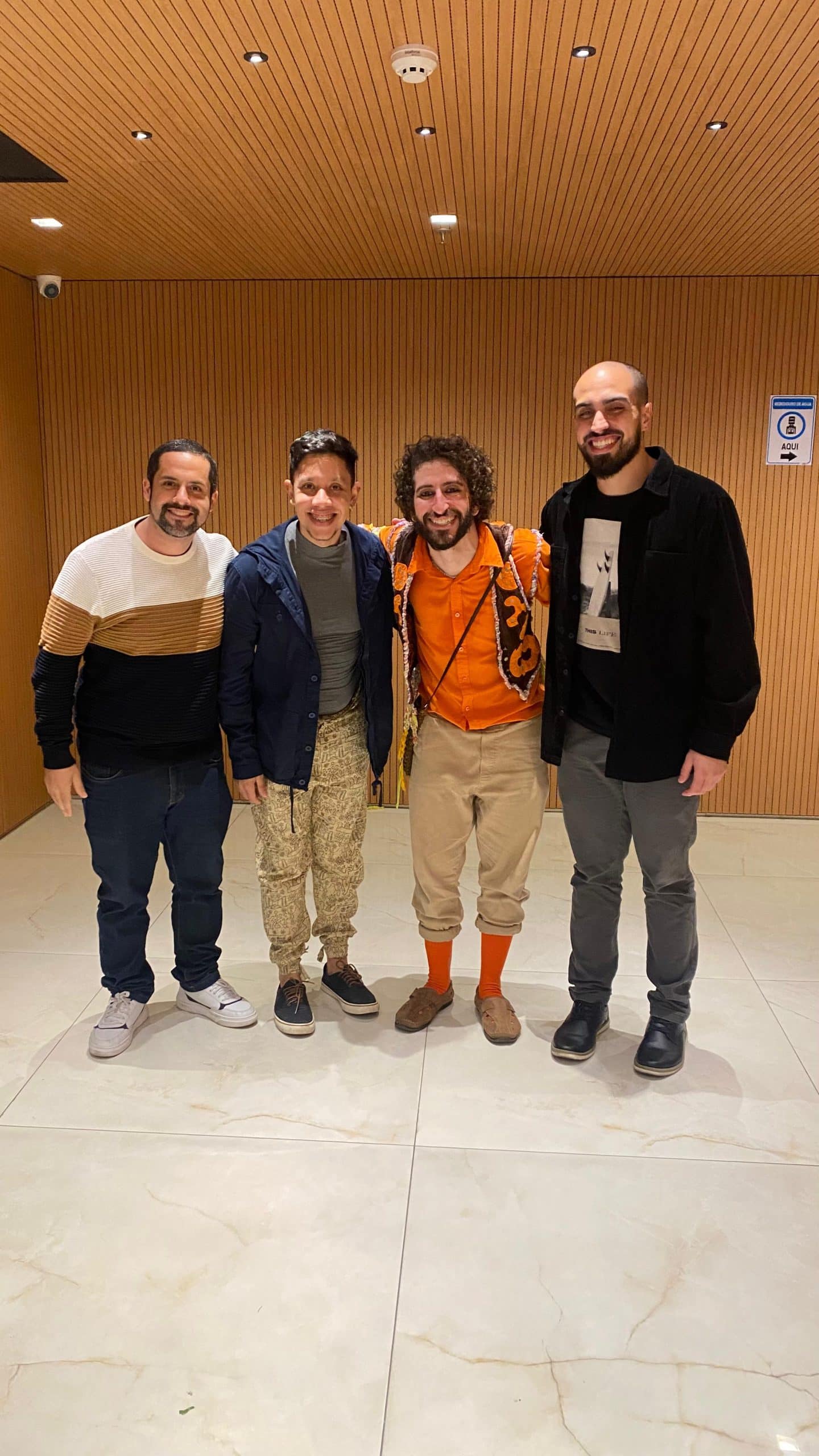 Integrantes da Nenê de Vila Matilde e o elenco do espetáculo teatral “O Auto da Compadecida". Foto: Divulgação