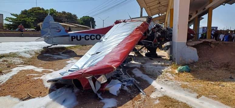 Avião cai sobre ponto de ônibus e atinge van e moto em Teresina