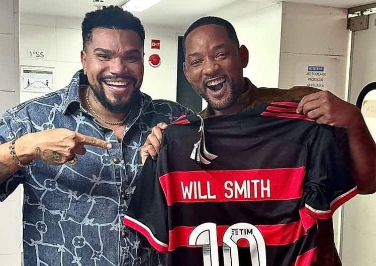 Rock in Rio: Will Smith encontra Naldo e posa com camisa do Flamengo