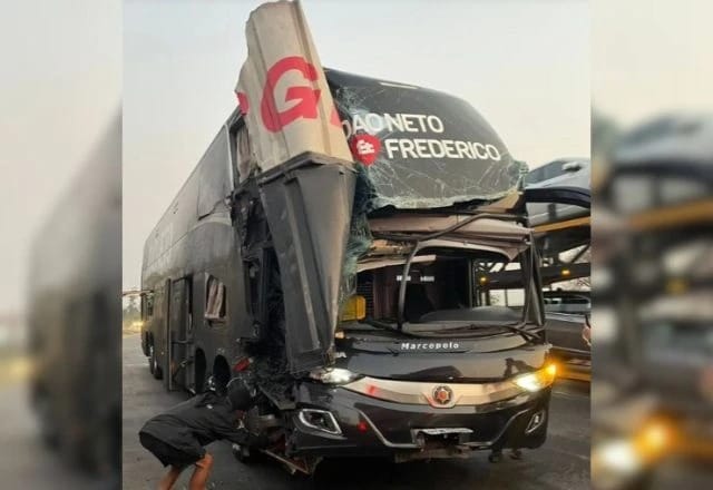 Ônibus da dupla João Neto e Frederico bate em caminhão na BR-040