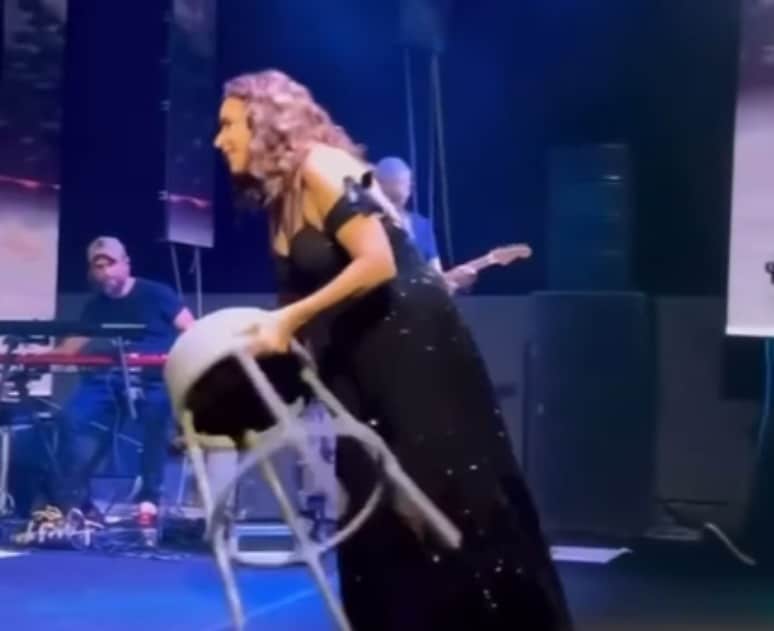 Daniela Mercury perde a paciência e arremessa banquinho em show