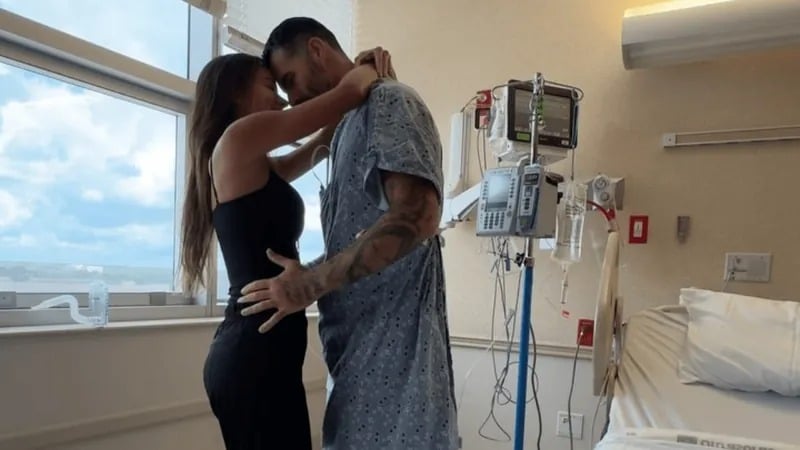 Após duas cirurgias, ex-BBB dança com esposa em quarto de hospital