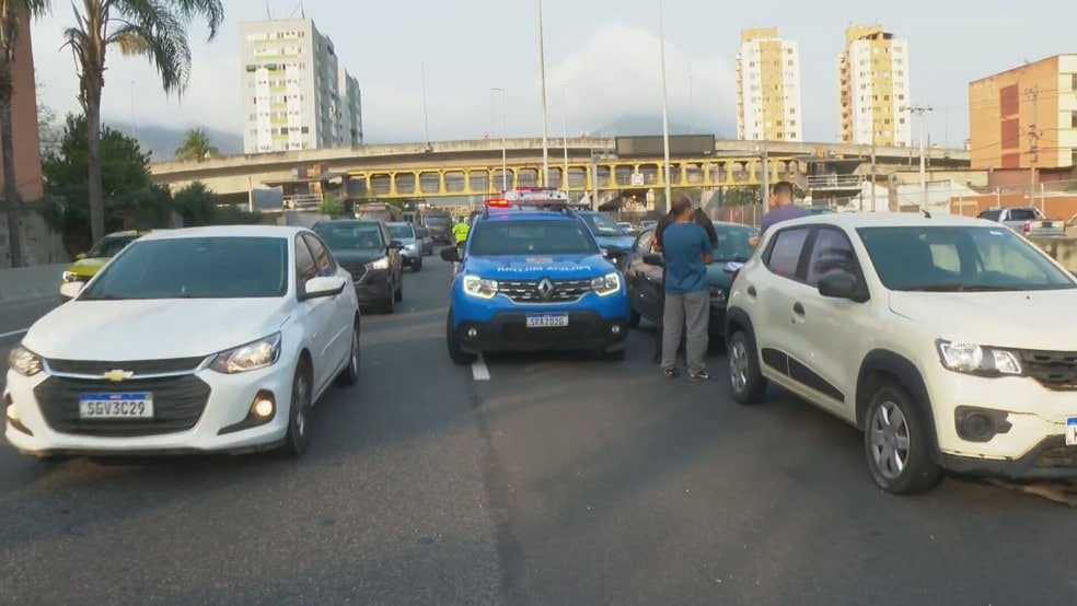 Rio: Mulher cai de viaduto e morre atropelada na Linha Amarela