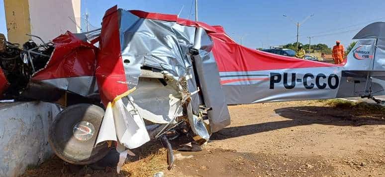 Avião cai sobre ponto de ônibus e atinge van e moto em Teresina. Foto: Divulgação/PRF