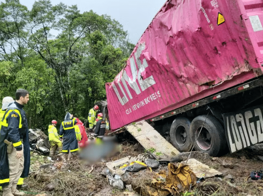 Tragédia no Paraná: carreta tombada causa morte de oito atletas e motorista