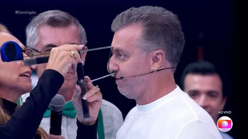 VÍDEO: Luciano Huck mede tamanho do nariz e ganha desafio