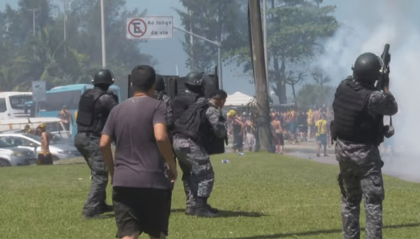 Caos no Recreio: Torcedores do Peñarol provocam violência e vandalismo antes de jogo da Libertadores