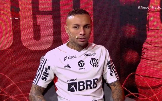 Jogador Cebolinha, do Flamengo, reage após ser acusado de trair esposa