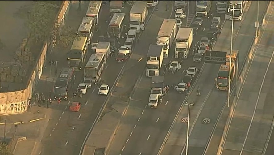 Rio: Tiroteio fecha Avenida Brasil, mata duas pessoas e deixa quatro feridos