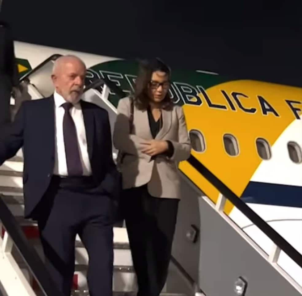 Lula e Janja descem de avião presidencial na Cidade do México, após problema técnico. Foto: PR/Divulgação