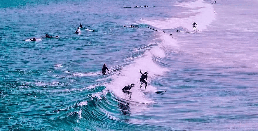 Mais de 200! Surfistas buscam recorde de deslizar sobre mesma onda em Santos