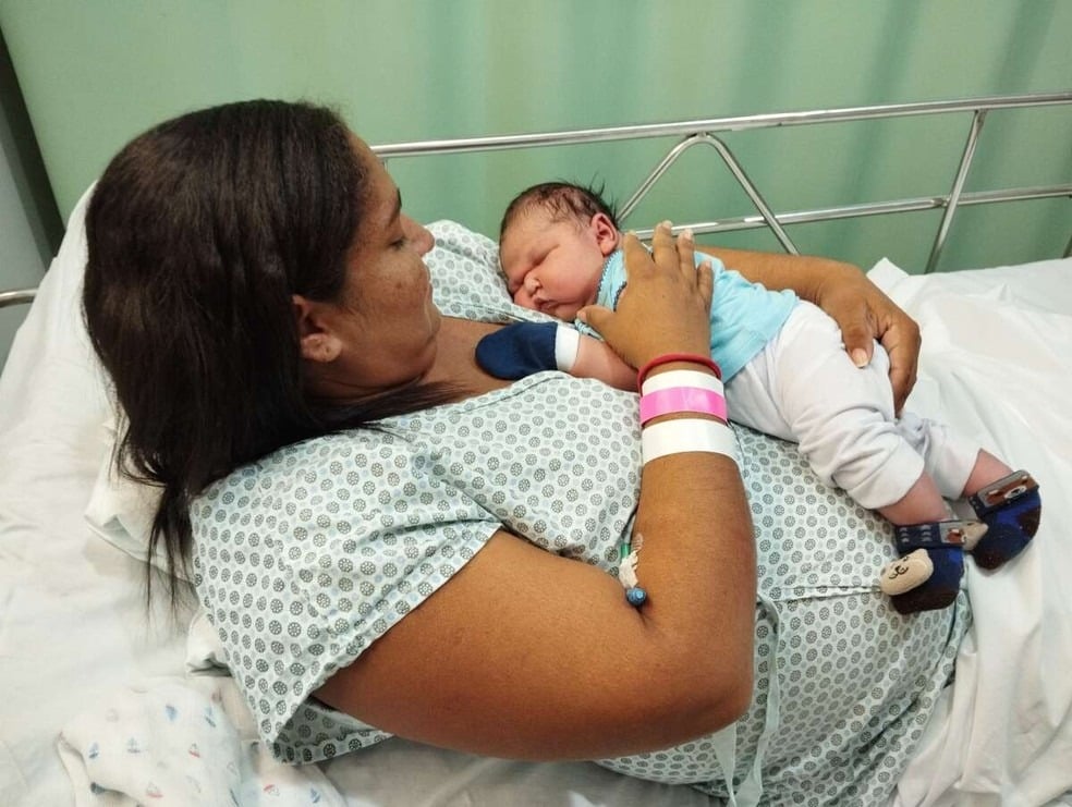 Bebê nasce com mais de 5 kg em Quixeramobim, no Ceará. — Foto: José Avelino Neto/FacebookSecretaria da Saúde do Ceará