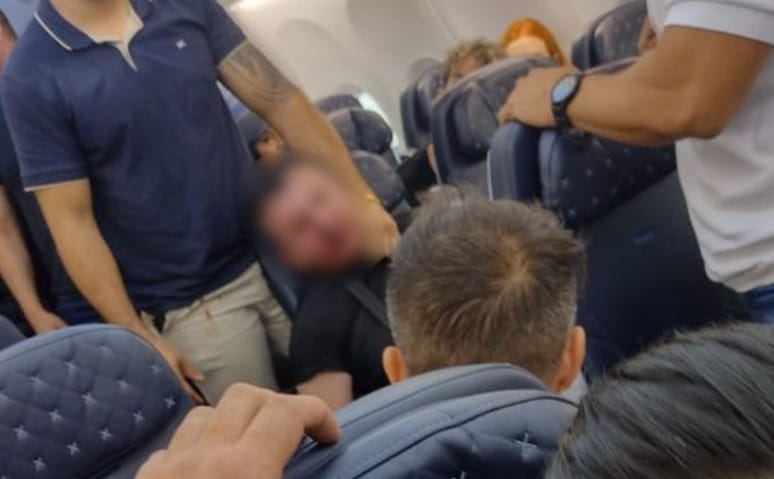 VÍDEO: Homem é contido após tentar abrir porta de avião