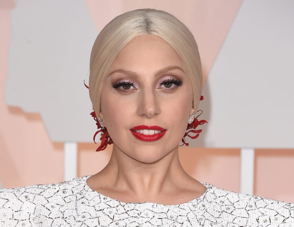 Cantora norte americana Lady Gaga mostra nova canção