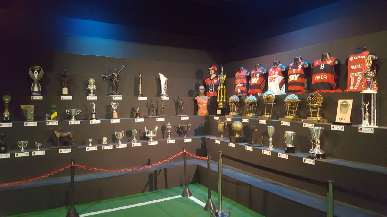 Essa é a sala de troféus do ex - Antenados no Futebol