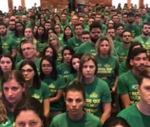 Funcionários das lojas Havan durante o discurso pró-Bolsonaro do proprietário da rede, Luciano Hang. Foto: Reprodução de Internet