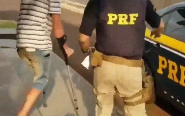 Homem foi preso pela polícia. Foto: Polícia Rodoviária Federal/Divulgação 