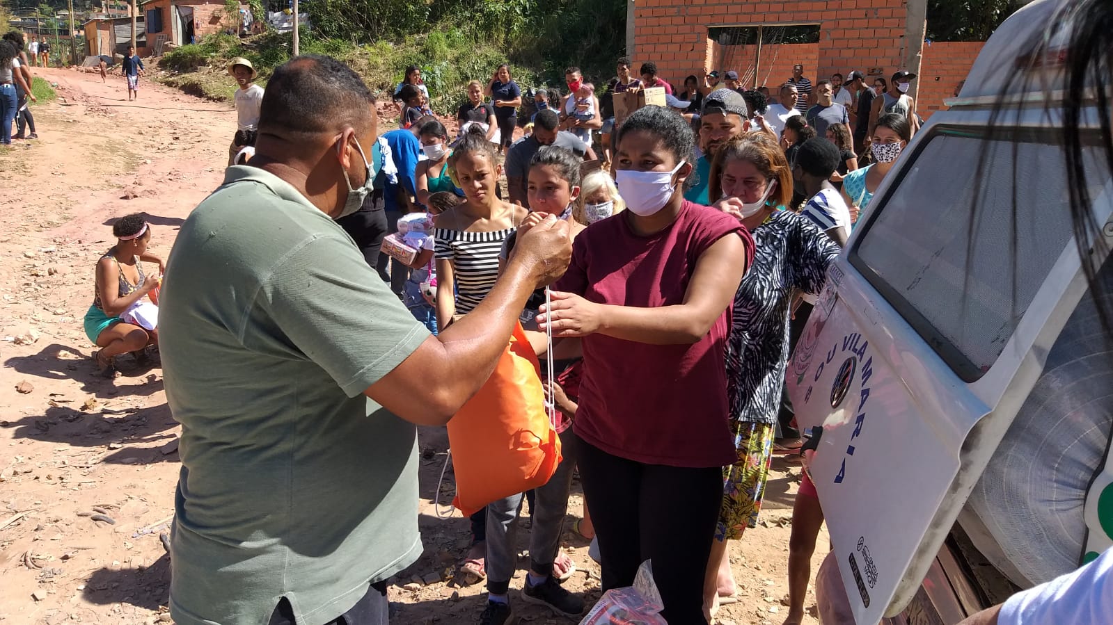 Vila Maria entrega alimentos para comunidades carentes em jornada solidária