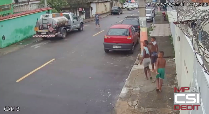 Câmera registra momento em que meninos desaparecidos passaram por rua em Belford Roxo. Foto: Reprodução