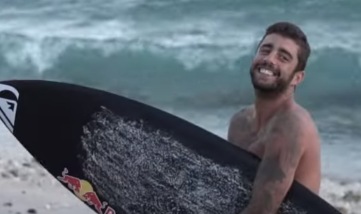 Vídeo Pedro Scooby relata homofobia no surfe