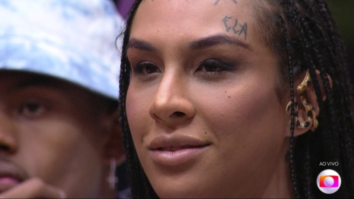 Linn da Quebrada é chamada de “troço” por apresentadores de podcast: “Ainda  tem 'Ela' tatuada na cara”