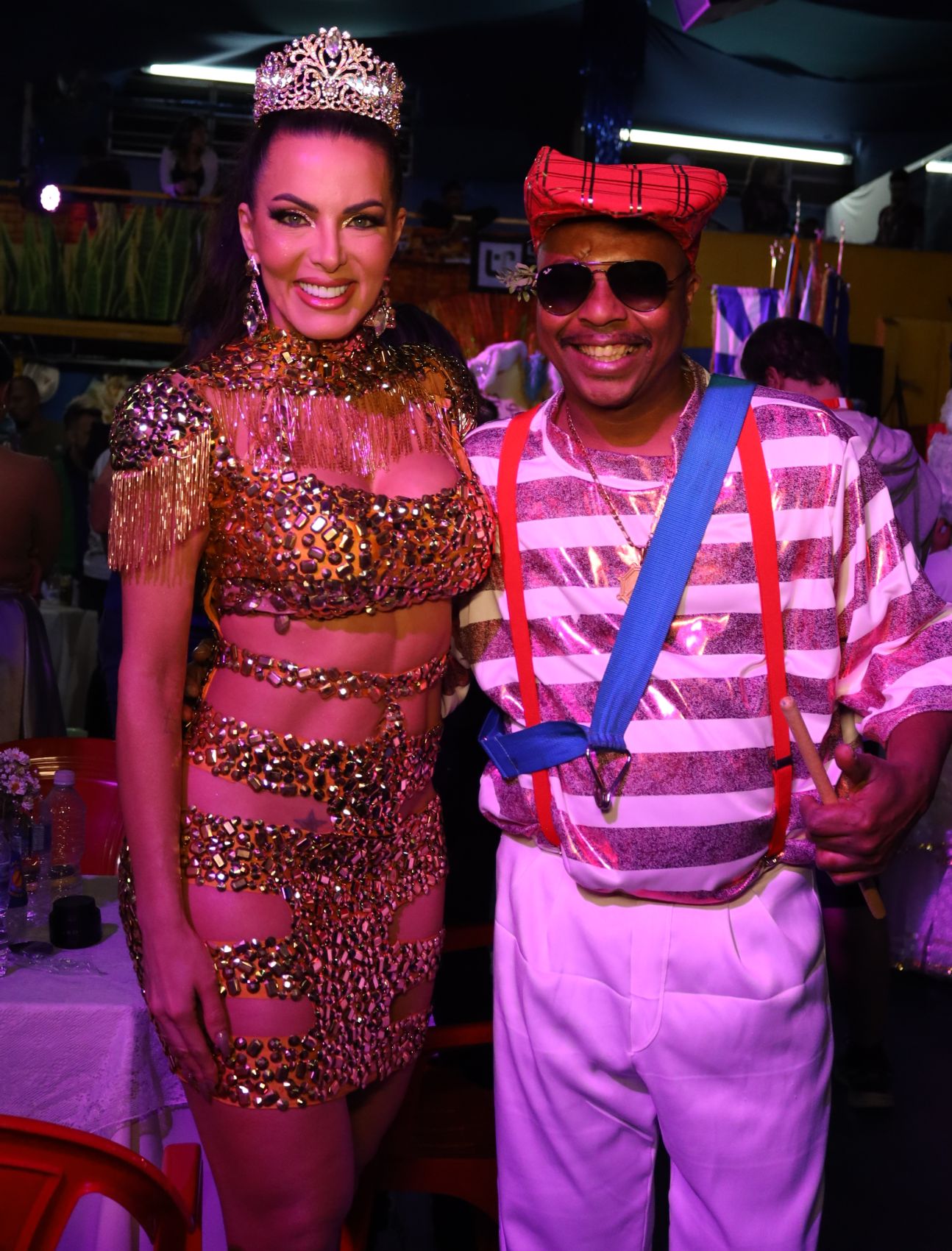 Carla Prata ao lado do ritmista com a fantasia da bateria do Carnaval 2023. Foto: Aderbal Netto/Renato Cipriano/Divulgação