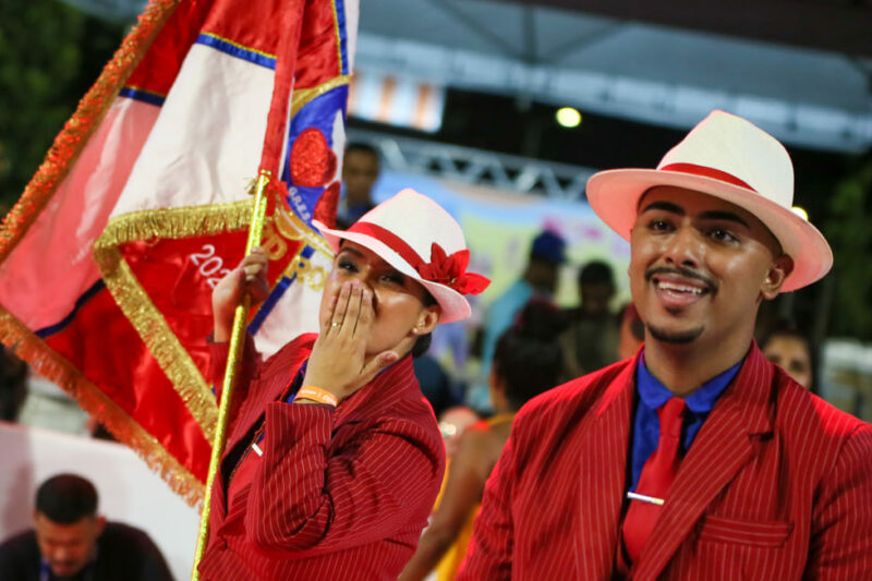 A Gazeta  Casal de mestre-sala e porta-bandeira ensaia até na madrugada