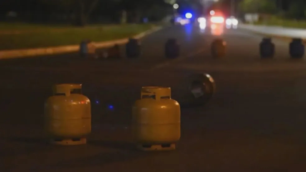 Botijões em ruas onde ocorreram os atos de vandalismo em Brasília. Foto: TV Globo/Reprodução