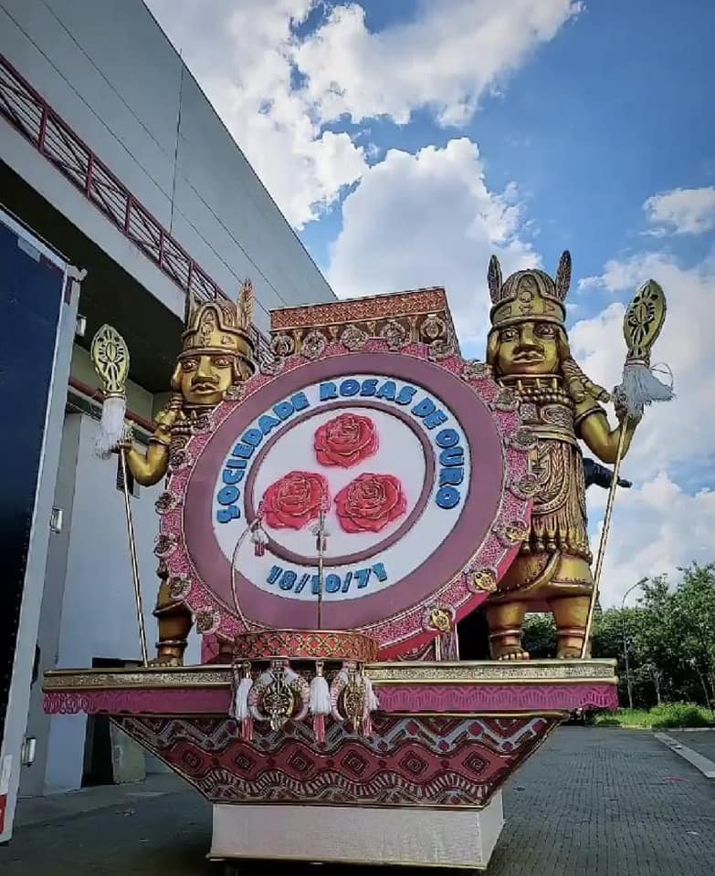 Alegoria da Rosas de Ouro 2023 em montagem. Foto: Reprodução/Facebook/Amantes do Carnaval de São Paulo