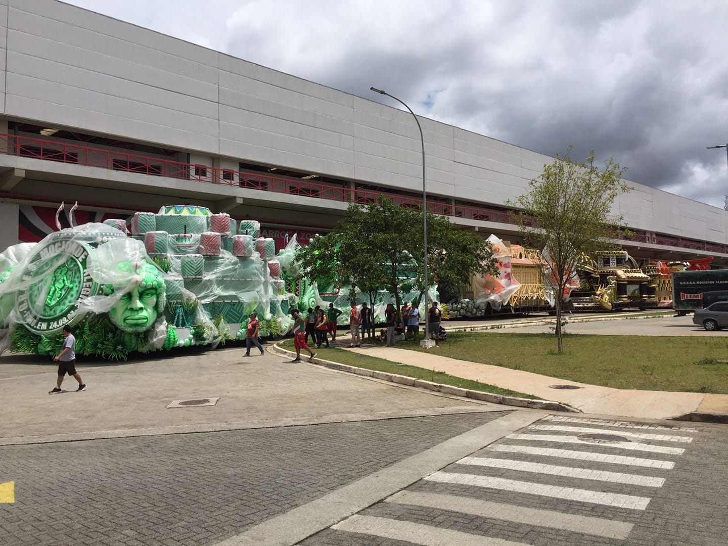 Alegoria da Mocidade Alegre 2023 em montagem. Foto: Reprodução/Instagram/Jorge Silveira