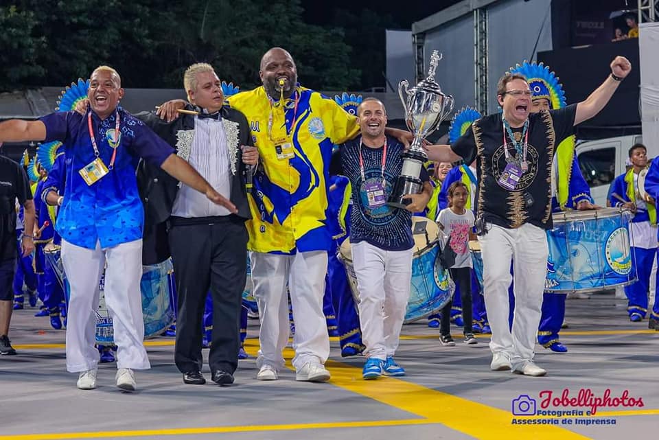 Integrantes da Dom Bosco celebram sucesso no Carnaval 2023. Foto: Jobelli Fotos