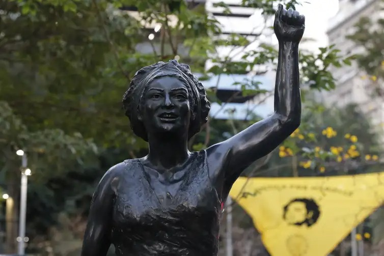 Estátua da ex-vereadora Marielle Franco, no Buraco do Lume, centro da cidade. Foto: Fernando Frazão/Agência Brasil